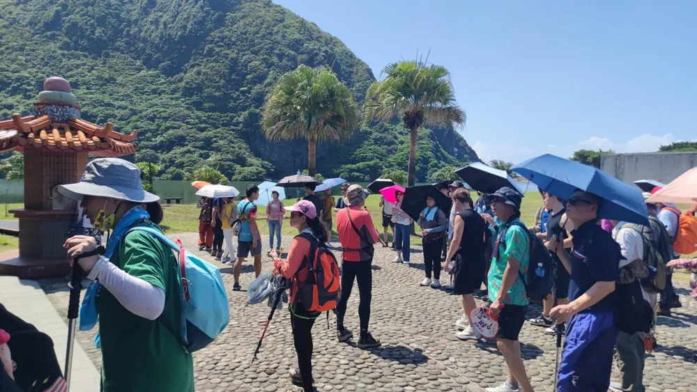 團員在大太陽下聽憲哥解說